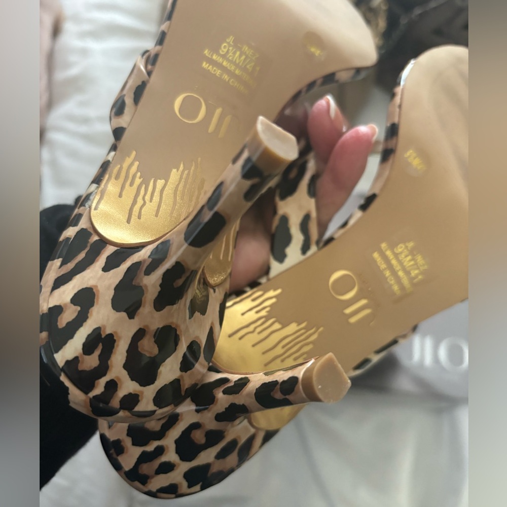 JLo Inez Leopard Print kitten Heeled Thong Sandals. 9.5. - Picture 5 of 9